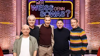 Moderator Kai Pflaume (M.) und seine Rateteam-Kapitäne Bernhard Hoëcker (l.) und Wotan Wilke Möhring (r.) begrüßen in dieser Sendung den Koch, Fernsehkoch und Kochbuchautor Christian Rach (2.v.l.) und den Koch, Fernsehmoderator, Kochbuchautor und Fernsehkoch Tim Mälzer (2.v.r.). - Foto:  ARD/NDR/UFA SHOW & FACTUAL/Morris Mac Matzen