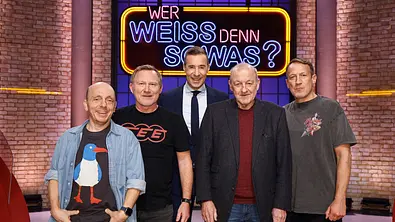Moderator Kai Pflaume (M.) und seine Rateteam-Kapitäne Bernhard Hoëcker (l.) und Wotan Wilke Möhring (r.) begrüßen in dieser Sendung den Schauspieler Roland Jankowsky (2.v.l.) und den Schauspieler Leonard Lansink (2.v.r.). - Foto: ARD/NDR/UFA SHOW & FACTUAL/Morris Mac Matzen