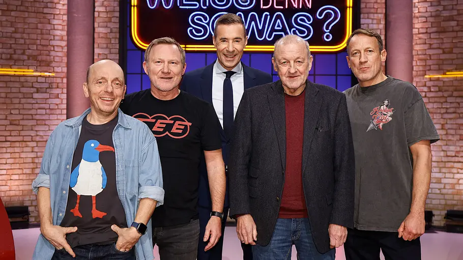 Moderator Kai Pflaume (M.) und seine Rateteam-Kapitäne Bernhard Hoëcker (l.) und Wotan Wilke Möhring (r.) begrüßen in dieser Sendung den Schauspieler Roland Jankowsky (2.v.l.) und den Schauspieler Leonard Lansink (2.v.r.). Moderator Kai Pflaume (M.) und seine Rateteam-Kapitäne Bernhard Hoëcker (l.) und Wotan Wilke Möhring (r.) begrüßen in dieser Sendung den Schauspieler Roland Jankowsky (2.v.l.) und den Schauspieler Leonard Lansink (2.v.r.).