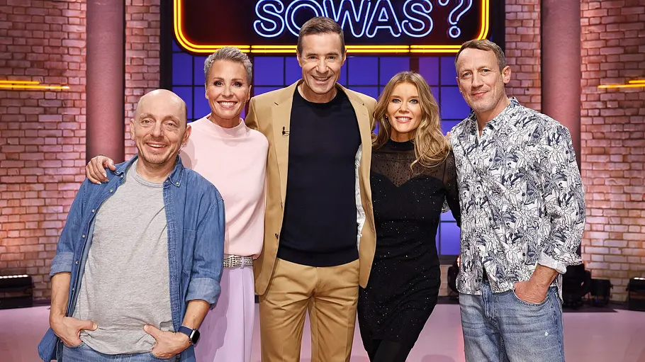 Moderator Kai Pflaume (M.) und seine Rateteam-Kapitäne Bernhard Hoëcker (l.) und Wotan Wilke Möhring (r.) begrüßen in dieser Sendung die Fernsehmoderatorin und -produzentin, Sonja Zietlow (2.v.l.) und die Autorin und Fernsehmoderatorin, Laura Karasek (2.v.r.). Moderator Kai Pflaume (M.) und seine Rateteam-Kapitäne Bernhard Hoëcker (l.) und Wotan Wilke Möhring (r.) begrüßen in dieser Sendung die Fernsehmoderatorin und -produzentin, Sonja Zietlow (2.v.l.) und die Autorin und Fernsehmoderatorin, Laura Karasek (2.v.r.).