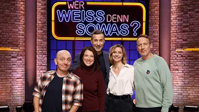 Moderator Kai Pflaume (M.) und seine Rateteam-Kapitäne Bernhard Hoëcker (l.) und Wotan Wilke Möhring (r.) begrüßen in dieser Sendung die Schauspielerin Iris Mareike Steen (2.v.l.) und die Schauspielerin Svenja Jung (2.v.r.). - Foto:  ARD/NDR/UFA SHOW & FACTUAL/Morris Mac Matzen