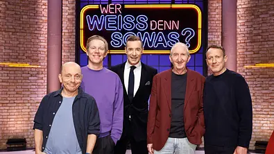 Moderator Kai Pflaume (M.) und seine Rateteam-Kapitäne Bernhard Hoëcker (l.) und Wotan Wilke Möhring (r.) begrüßen in dieser Sendung Simon Gosejohann (2.v.l.) und Mike Krüger (2.v.r.). - Foto: Simon Gosejohann: „Elton vs. Simon“ machte ihn bekannt!
