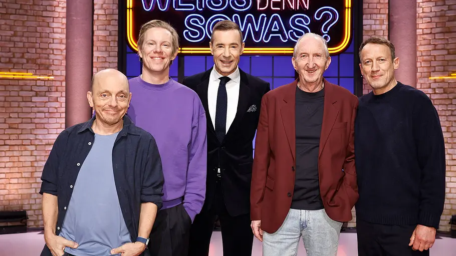 Moderator Kai Pflaume (M.) und seine Rateteam-Kapitäne Bernhard Hoëcker (l.) und Wotan Wilke Möhring (r.) begrüßen in dieser Sendung den Schauspieler, Moderator und Komiker Simon Gosejohann (2.v.l.) und den Komiker, Schauspieler, Kabarettist und Sänger Mike Krüger (2.v.r.). Moderator Kai Pflaume (M.) und seine Rateteam-Kapitäne Bernhard Hoëcker (l.) und Wotan Wilke Möhring (r.) begrüßen in dieser Sendung Simon Gosejohann (2.v.l.) und Mike Krüger (2.v.r.).