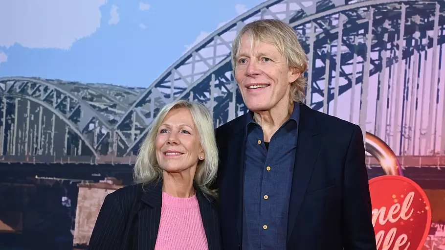 Moderatoren Ulrike und Alexander von der Groeben lächeln .
