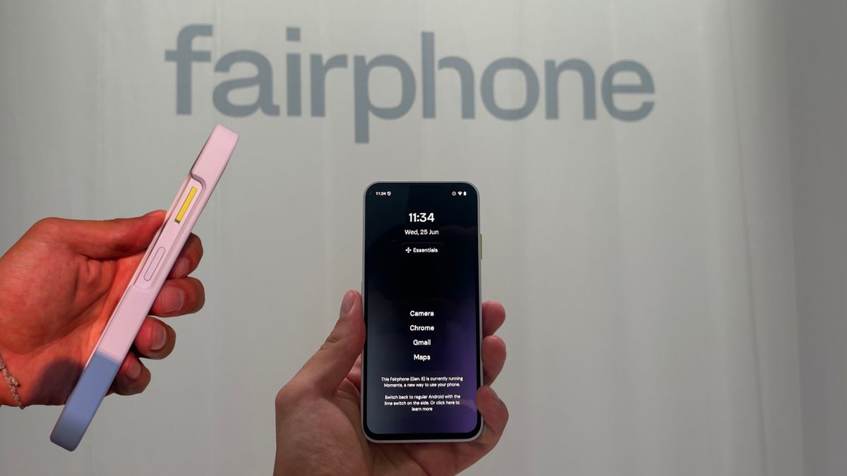 Moments Fairphone 6 Zwei Hände, die jeweils ein Smartphone halten. Im Hintergrund ist der Schriftzug „Fairphone“ zu lesen.