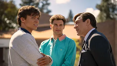 Die beiden Menendes-Brüder aus der Netflix-Serie mit ihrem Vater - Foto: IMAGO / Picturelux