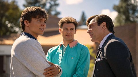Die beiden Menendes-Brüder aus der Netflix-Serie mit ihrem Vater - Foto: IMAGO / Picturelux