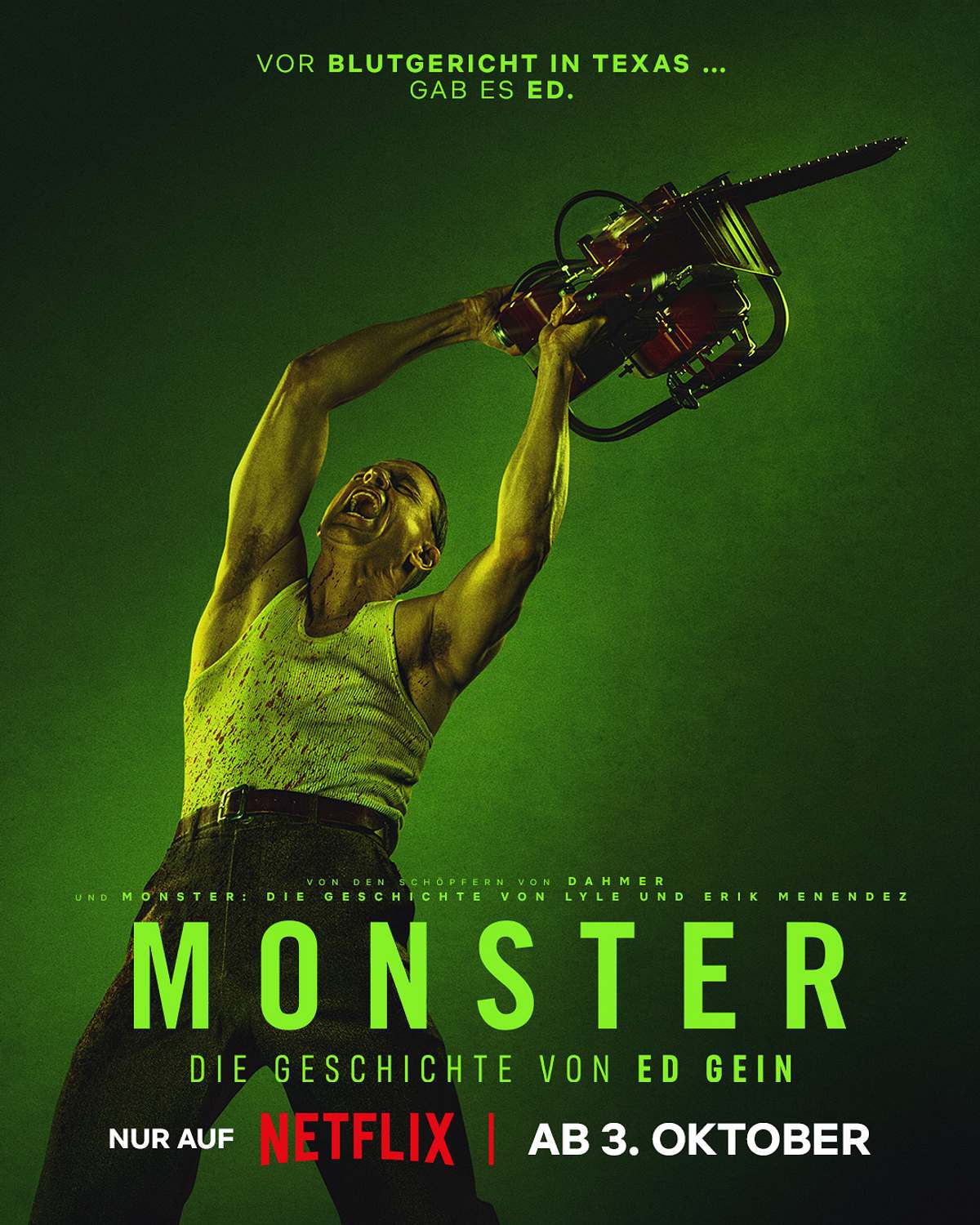 Monster Staffel 3 Charlie Hunnam schwingt als Ed Gein eine Kettensäge durch die Luft. Er trägt ein weißes Tank-Top und eine schwarze Hose.
