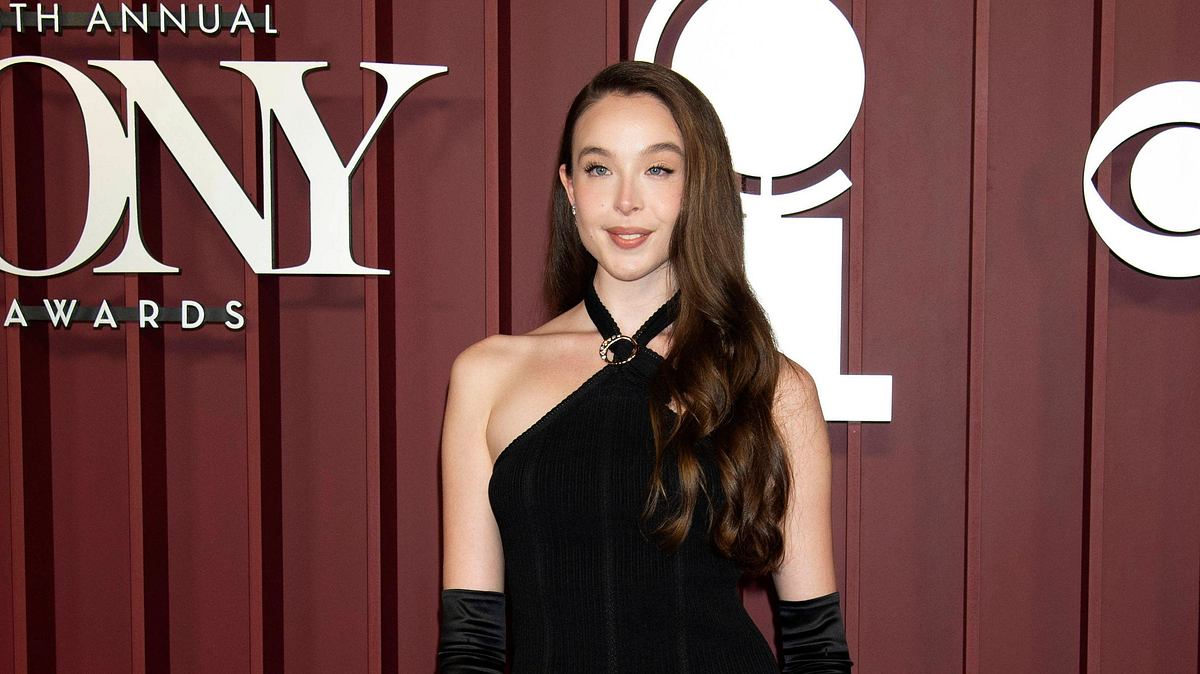 Ella Beatty auf dem roten Teppich bei den Tony Awards 2025