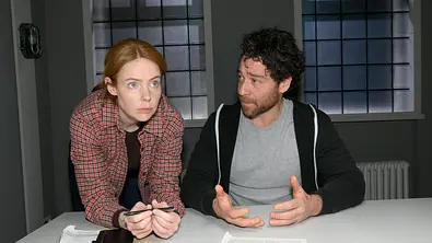 Toni schaut ernst, während Carlos ihr etwas erklärt. - Foto: RTL / Rolf Baumgartner Toni schaut ernst, während Carlos ihr etwas erklärt. - Foto: RTL / Rolf Baumgartner