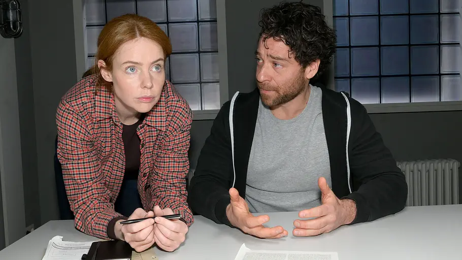 Toni sucht den Mörder von Zoe. Toni schaut ernst, während Carlos ihr etwas erklärt.