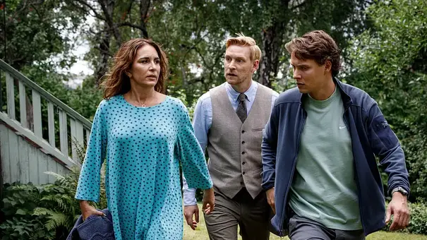 Drei Personen gehen gemeinsam durch eine bewaldete Umgebung und wirken dabei angespannt und konzentriert. - Foto: Arte (FR) / © 2022 TV4 AB, C MORE ENTERTAIN / © 2022 TV4 AB, C MORE ENTERTAINMENT AB, FILMLANCE INTERNATIONAL AB Photo: Johan Paulin Drei Personen gehen gemeinsam durch eine bewaldete Umgebung und wirken dabei angespannt und konzentriert. - Foto: Arte (FR) / © 2022 TV4 AB, C MORE ENTERTAIN / © 2022 TV4 AB, C MORE ENTERTAINMENT AB, FILMLANCE INTERNATIONAL AB Photo: Johan Paulin