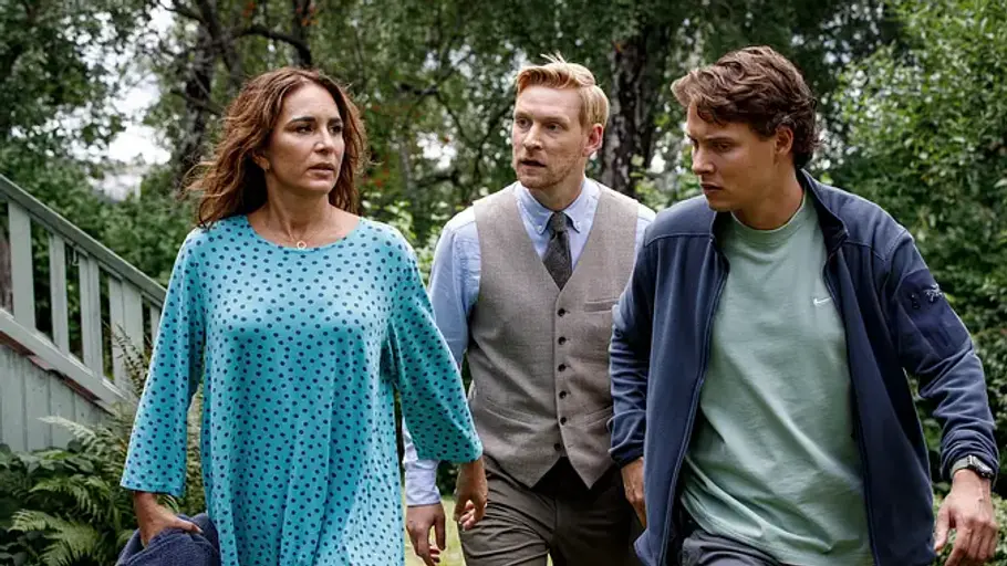 „Mord im Mittsommer: Max“ – Ermittlungen nehmen Fahrt auf Drei Personen gehen gemeinsam durch eine bewaldete Umgebung und wirken dabei angespannt und konzentriert.