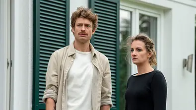 Niko (Jonas Anders, l.) und Rike Tuchmann (Karoline Teska, r.) sind schockiert, als sie von Alexanders Kaysers Tod erfahren – auch wenn sie zu ihm und seiner Frau nicht das beste Verhältnis hatten … - Foto:  ARD/Thorsten Jander