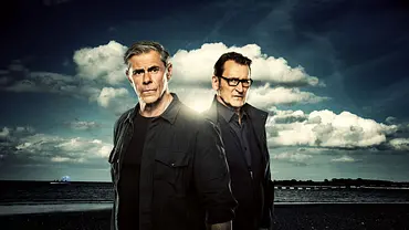 Sven Martinek und Ingo Naujoks im Cover des neuen Films “Morden im Norden – Weil du böse bist“ - Foto: ARD/NDR/Thorsten Jander Sven Martinek und Ingo Naujoks im Cover des neuen Films “Morden im Norden – Weil du böse bist“ - Foto: ARD/NDR/Thorsten Jander