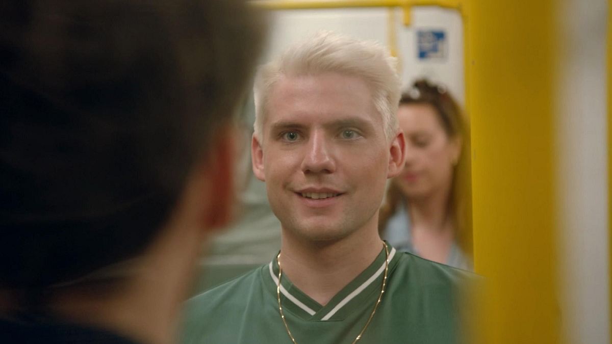 Moritz trifft der Liebesblitz! Moritz strahlt einen Fremden in der Bahn an.