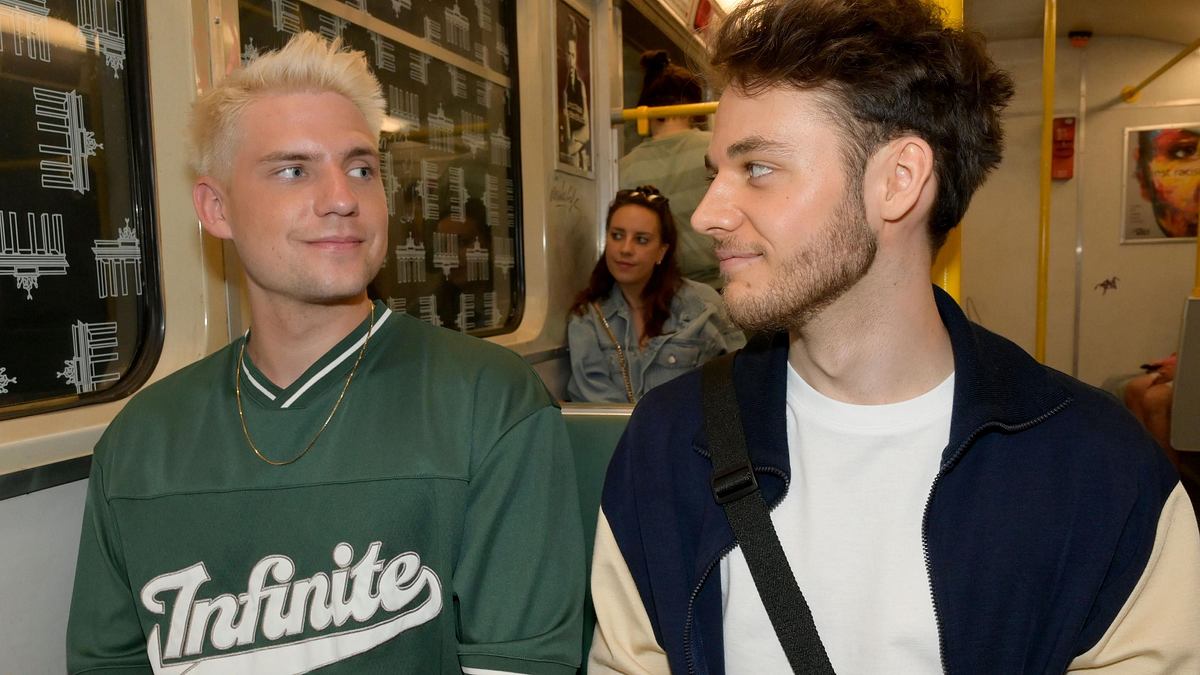 Mo ist hin und weg von Robin. GZSZ-Szene: Mo und Robin lächeln sich an.