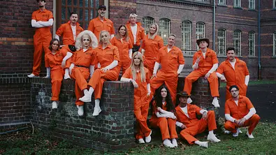 Most Wanted - Wer entkommt?; Staffel: 2; Person: Reihe hinten von links nach rechts; René Casselly; Marvin Kleinen; Markus Babbel; Calvin Kleinen; Mitte von links nach rechts:; Julia Römmelt; Aria Addams; StarletNova; Nova; Tina Babbel; Janine Kunze; Jürgen Milski; Jerry Vsan; Marc Eggers; erste Reihe von links nach rechts; Mirja Du Mont; Jeannie Wagner; Laurenz Pesch; Crispy Rob;  - Foto: Joyn/Christoph Köstlin