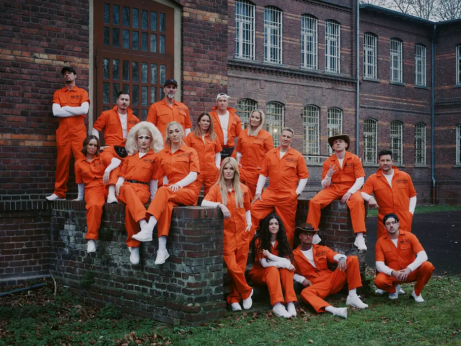 Most Wanted Most Wanted - Wer entkommt?; Staffel: 2; Person: Reihe hinten von links nach rechts; René Casselly; Marvin Kleinen; Markus Babbel; Calvin Kleinen; Mitte von links nach rechts:; Julia Römmelt; Aria Addams; StarletNova; Nova; Tina Babbel; Janine Kunze; Jürgen Milski; Jerry Vsan; Marc Eggers; erste Reihe von links nach rechts; Mirja Du Mont; Jeannie Wagner; Laurenz Pesch; Crispy Rob;