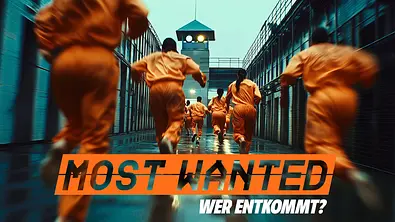 Mehrere Personen in orangenen Einteilern fliehen aus einem Gefängnis. Darüber liegt der Schriftzug „Most Wanted Wer entkommt?“. - Foto: © Joyn