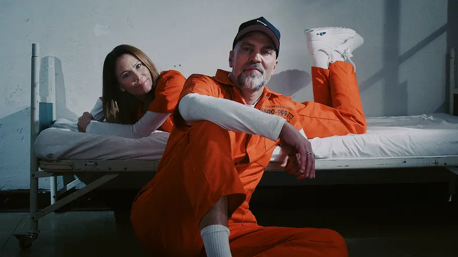 Markus und Tina Babbel in orangenen Overalls auf einem Gefängnisbett bei „Most Wanted“