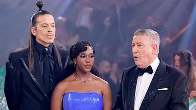 Motsi Mabuse schaut gedankeverloren nach unten. - Foto: IMAGO / Panama Pictures