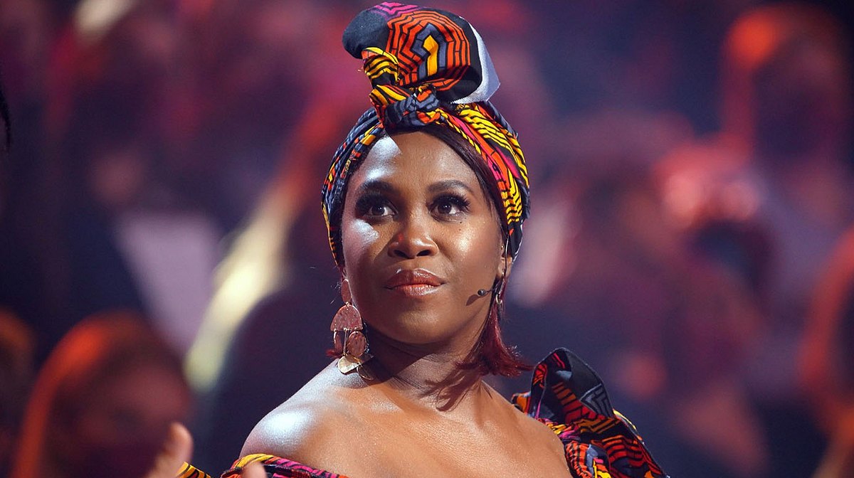 Motsi Mabuse in traditionellem südafrikanischen Gewand bei Let's Dance.