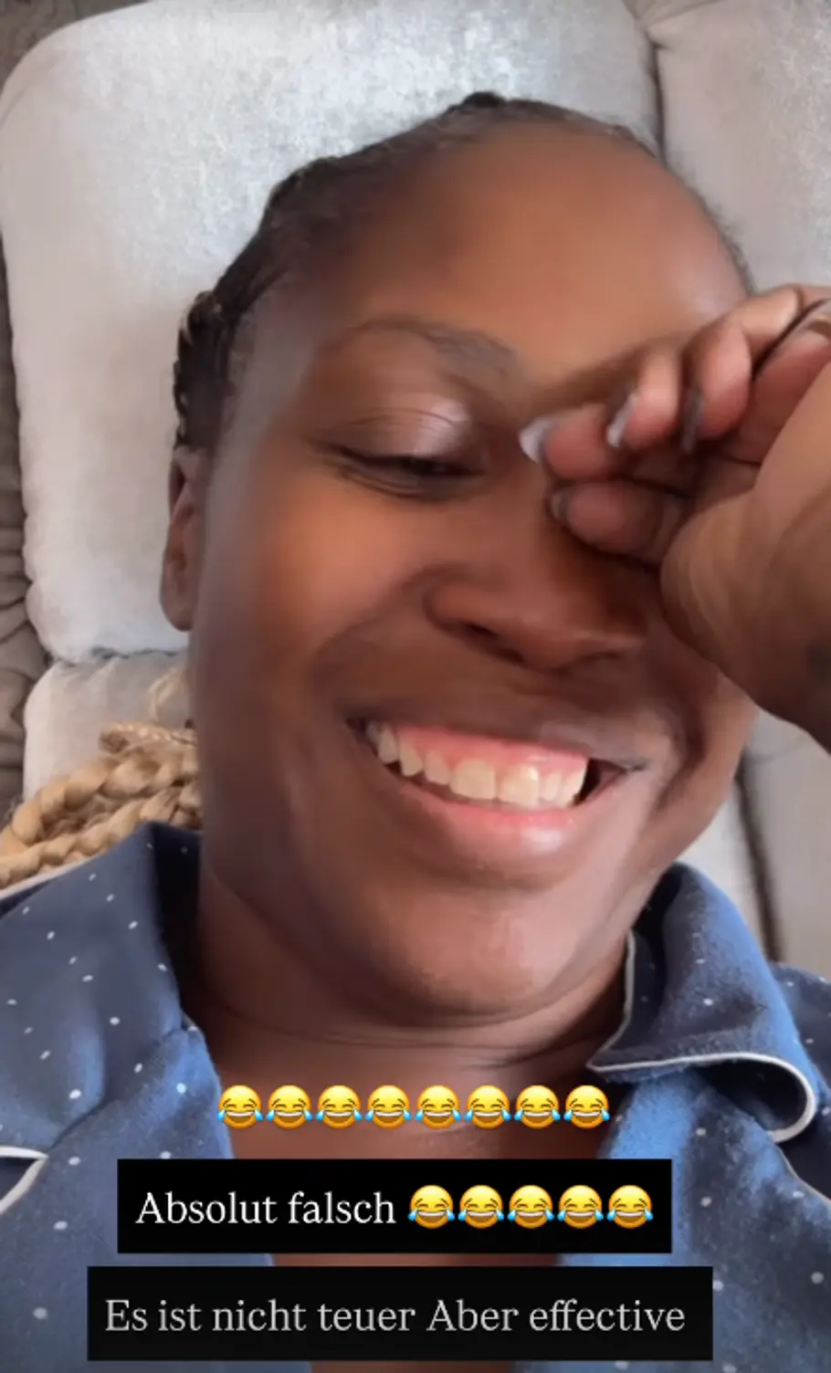 Motsi Mabuse lacht sich während einer Unterhaltung mit ihrem Ehmann Evgenij kaputt