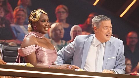 Motsi Mabuse, hier mit Joachim Llambi während der Profi-Challenge 2025, gesteht einen Fehler ein - Foto: RTL / Stefan Gregorowius
