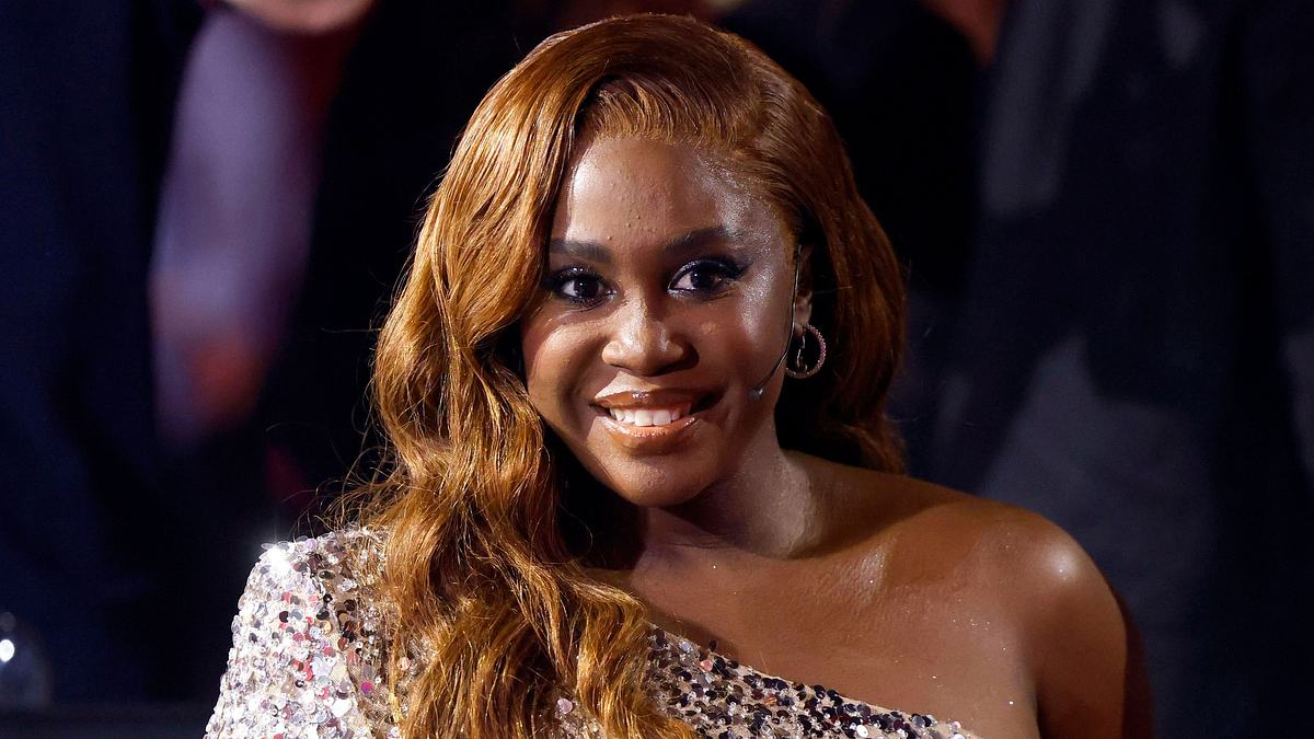 Motsi Mabuse zeigt ihre Tochter. Motsi Mabuse zeigt ihre Tochter.
