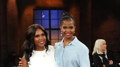 Motsi Mabuse und ihre Schwester Oti Mabuse stehen lächelnd nebeneinander in einem TV-Studio. - Foto: IMAGO / Horst Galuschka Motsi Mabuse und ihre Schwester Oti Mabuse stehen lächelnd nebeneinander in einem TV-Studio. - Foto: IMAGO / Horst Galuschka