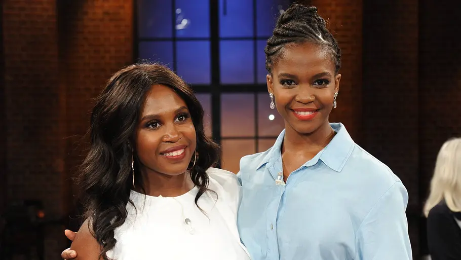 Motsi Mabuse und Oti Mabuse Motsi Mabuse und ihre Schwester Oti Mabuse stehen lächelnd nebeneinander in einem TV-Studio.