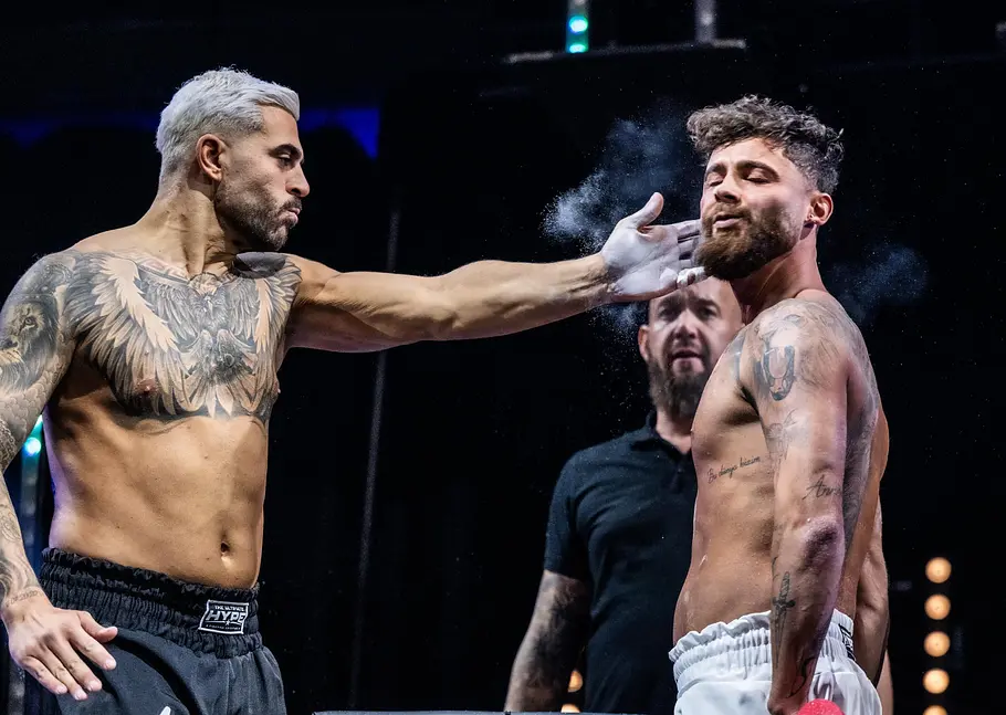 Mou Naksh siegt im Slapfight bei The Ultimate Hype 2025 gegen Umut Tekin in der Rudolf-Weber-Arena.