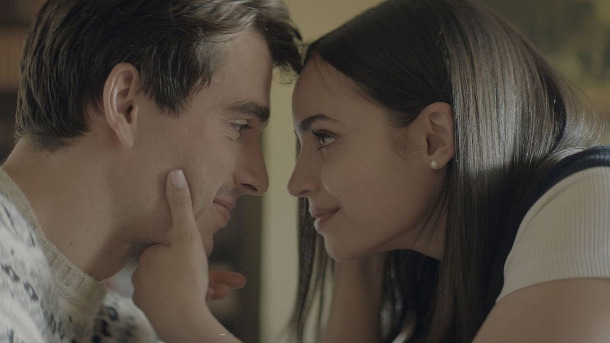 Sofia Carson und Corey Mylchreest Anna und Jamie schauen sich tief in die Augen.
