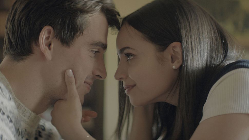 Anna und Jamie schauen sich tief in die Augen.  - Foto: Courtesy of Netflix