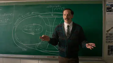 Mr. Clarke steht vor seiner Tafel im Klassenraum. - Foto: Netflix