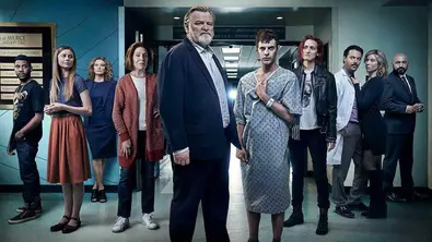 Der Cast von Mr- Mercedes steht V-Förmig in einem Krankenhausflur - Foto: Audience