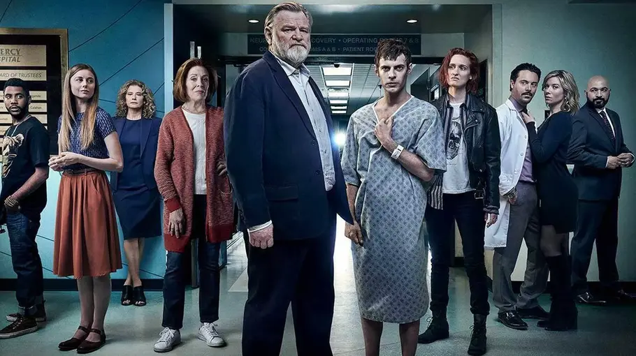 „Mr. Mercedes“ ist für Thriller-Fans ein Must-See – doch wird es eine Fortsetzung geben? Der Cast von Mr- Mercedes steht V-Förmig in einem Krankenhausflur