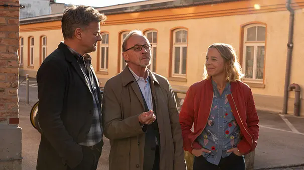 Harald Neuhauser (Marcus Mittermeier), Ludwig Schaller (Alexander Held) und Angelika Flierl (Bernadette Heerwagen) stehen auf der Straße. - Foto: ZDF/Susanne Bernhard Harald Neuhauser (Marcus Mittermeier), Ludwig Schaller (Alexander Held) und Angelika Flierl (Bernadette Heerwagen) stehen auf der Straße. - Foto: ZDF/Susanne Bernhard