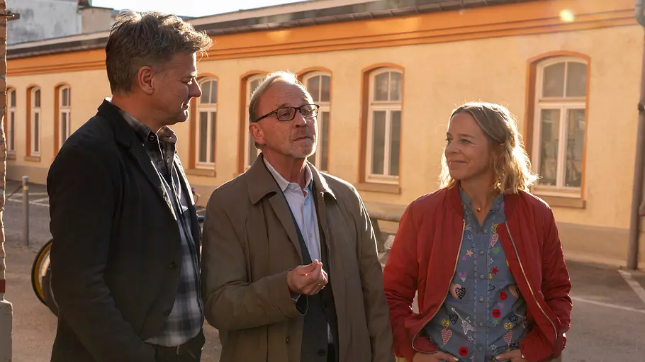 Szene aus München Mord mit Alexander Held Harald Neuhauser (Marcus Mittermeier), Ludwig Schaller (Alexander Held) und Angelika Flierl (Bernadette Heerwagen) stehen auf der Straße.