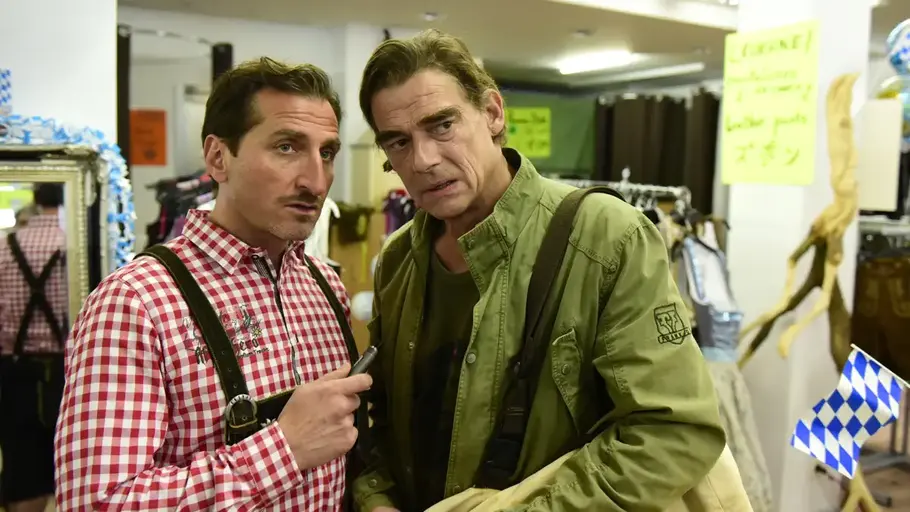 „München Mord: Die ganze Stadt ein Depp“ Marcus Mittermeier (links) und Alexander Held ermitteln als Neuhauser und Schaller in „München Mord: Die ganze Stadt ein Depp – mitten im Oktoberfest-Trubel.