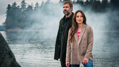 Karl und Cassandra stehen vor einem von Neben umgebenem See und schauen in die Ferne. - Foto: Fox Karl und Cassandra stehen vor einem von Neben umgebenem See und schauen in die Ferne. - Foto: Fox