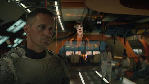 Szene mit Alexander Skarsgard aus „Murderbot“. - Foto: Apple TV+