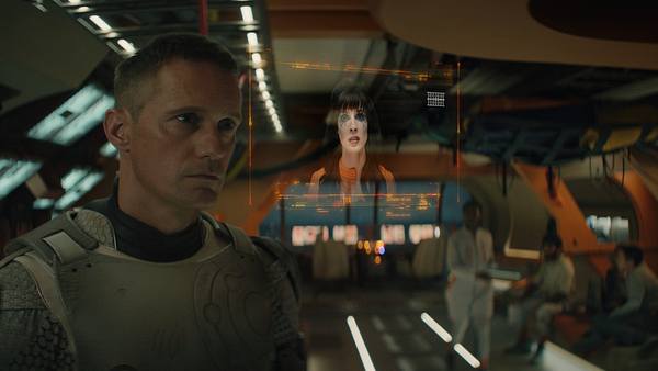 Szene mit Alexander Skarsgard aus „Murderbot“. - Foto: Apple TV+