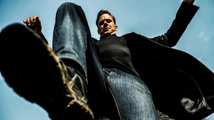 Citizen Vigilante Armie Hammer tritt mit seinem Fuß auf die Kamera, die am Boden liegt.