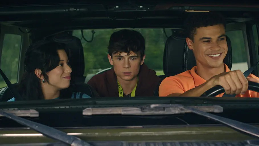 Kylie, Alex und Dylan sitzen zusammen im Auto.