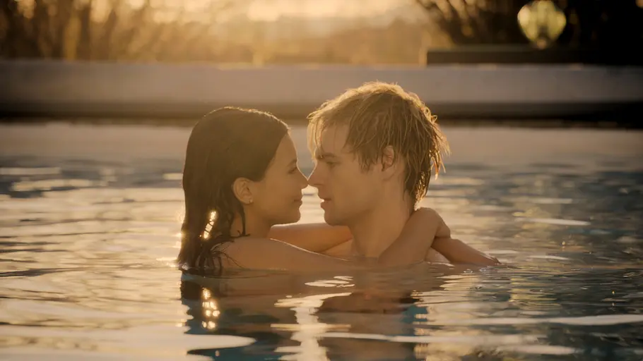 Cole und Jackie machen im Pool rum.