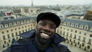 Lupin macht ein Selfie und lächelt - Foto: Emmanuel Guimier / NETFLIX Lupin macht ein Selfie und lächelt - Foto: Emmanuel Guimier / NETFLIX