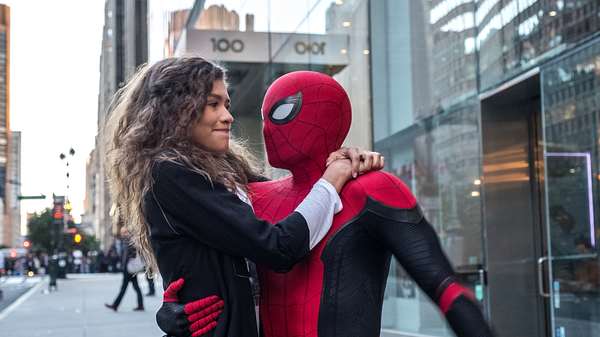 Spider-Man / Peter Parker hält MJ in seinem linken Arm. Sie schaut ihn an und hat ihre Arme um seine Schulter geschwungen - Foto: Media Press