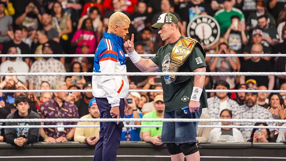 John Cena hebt drohend seinen Zeigefinger vor Cody Rhodes.